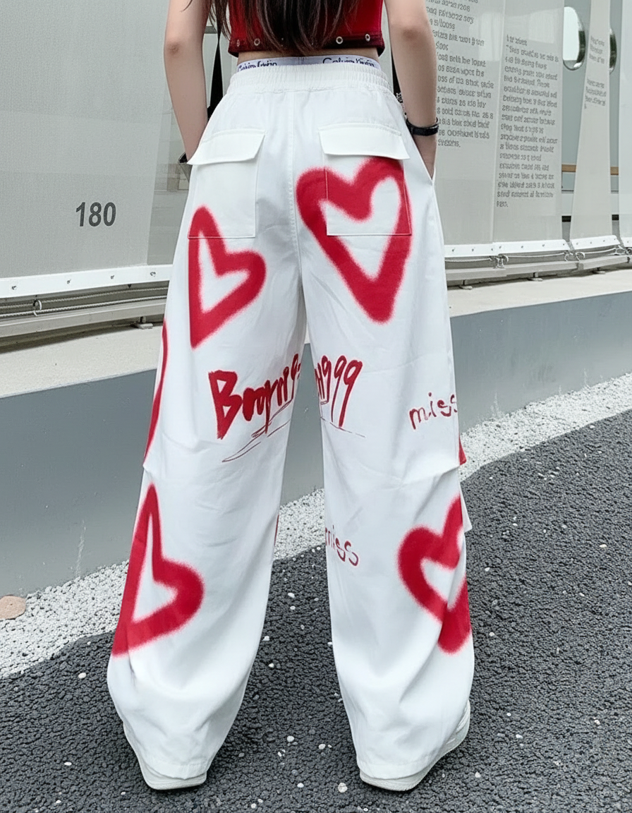 Pantalon Cargo Blanc Ample Graffiti Cœurs Rouges - Molleton